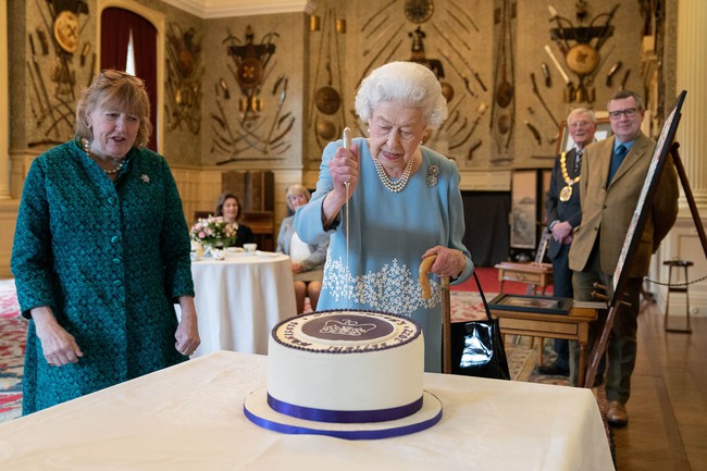 HOT: Bức ảnh mới nhất của Nữ hoàng Anh mừng 70 năm trị vì chứa chi tiết đặc biệt và động thái gây chú ý của Thái tử Charles - Ảnh 2.