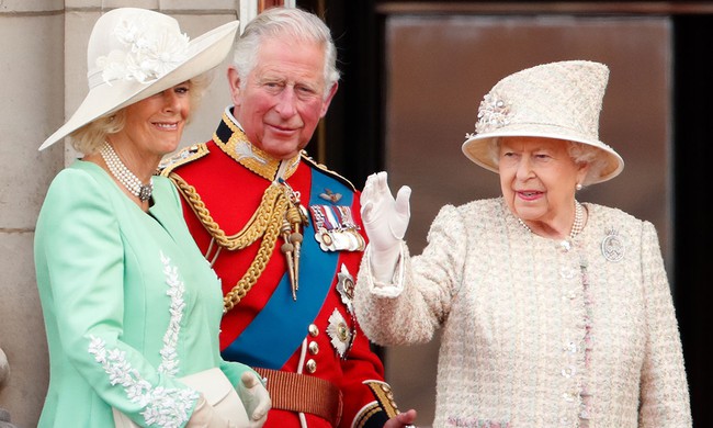 HOT: Bức ảnh mới nhất của Nữ hoàng Anh mừng 70 năm trị vì chứa chi tiết đặc biệt và động thái gây chú ý của Thái tử Charles - Ảnh 4.
