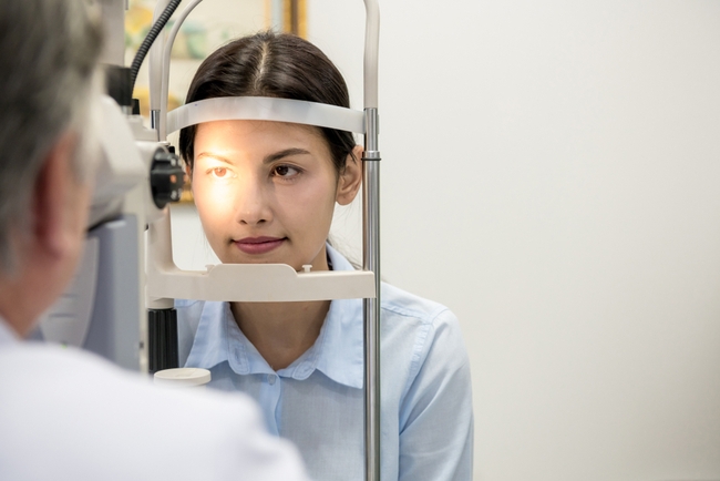 Những thay đổi cảnh báo mắt đang dần lão hóa và lời khuyên của chuyên gia giúp bảo vệ thị lực lâu dài - Ảnh 1.