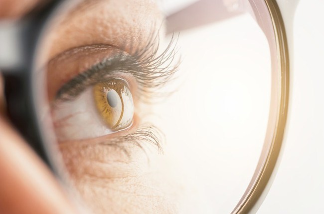 Những thay đổi cảnh báo mắt đang dần lão hóa và lời khuyên của chuyên gia giúp bảo vệ thị lực lâu dài - Ảnh 4.