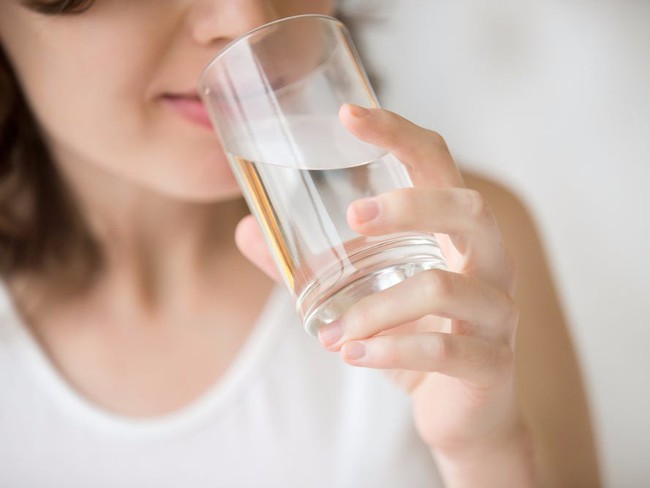 Những dấu hiệu của cơ thể cảnh báo bạn đang uống quá nhiều nước - Ảnh 2.