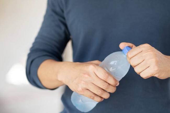Những dấu hiệu của cơ thể cảnh báo bạn đang uống quá nhiều nước - Ảnh 1.