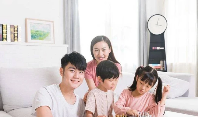 Cha mẹ cần "nằm lòng" 3 NGUYÊN TẮC khen ngợi nếu muốn con rạng danh trong tương lai, đường đời bớt gập ghềnh - Ảnh 1.