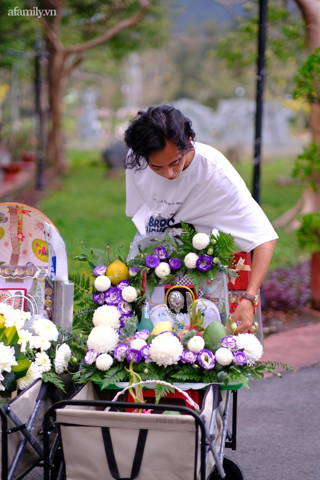 "9X sắp lễ" kể chuyện làm nghề tâm linh ở Côn Đảo - Ảnh 3.