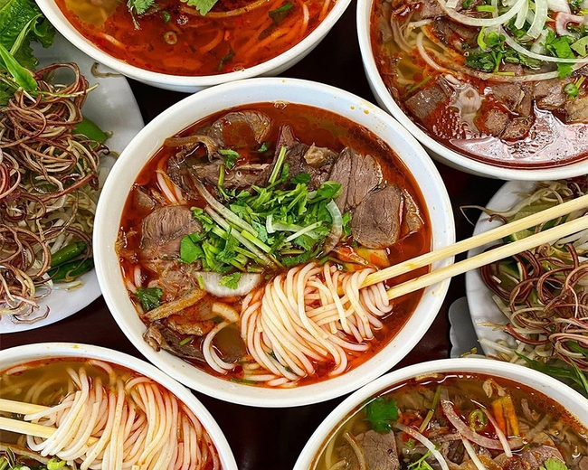 Bún bò Huế vào bữa trưa của trẻ em Nhật: Hơi cay nhưng rất ngon ạ - Ảnh 3.