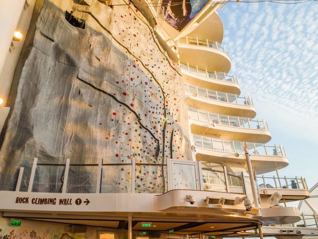 Có gì trên siêu du thuyền hạng sang lớn nhất thế giới, hóa ra "thành phố trên biển" là có thật