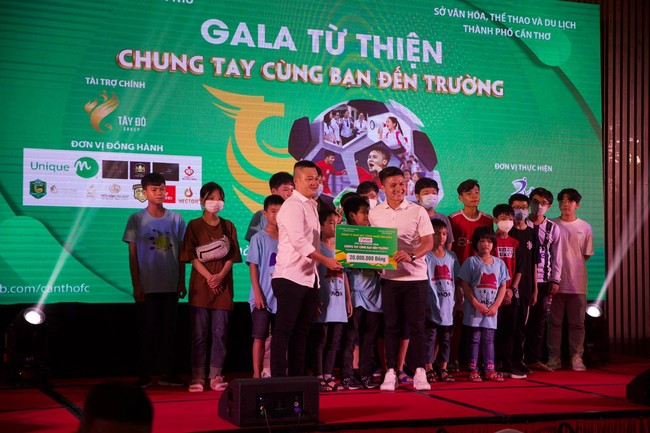 Trong buổi đấu giá từ thiện, chiếc áo thi đấu của cầu thủ Quang Hải được mua với giá lên đến hàng trăm triệu - Ảnh 3.