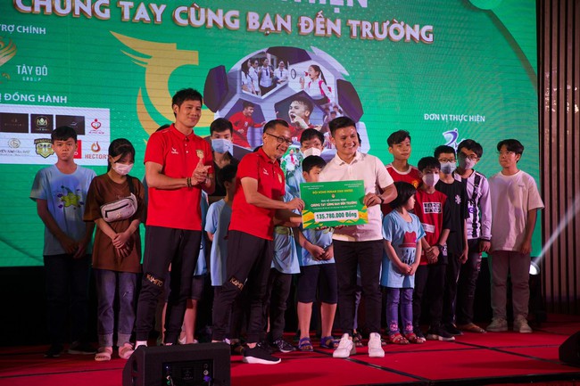Trong buổi đấu giá từ thiện, chiếc áo thi đấu của cầu thủ Quang Hải được mua với giá lên đến hàng trăm triệu - Ảnh 2.