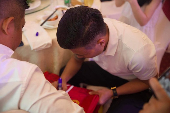 Chiếc áo thi đấu của cầu thủ Quang Hải vừa được đấu giá lên đến 400 trăm triệu đồng, chính anh còn tự tay làm một việc vô cùng ý nghĩa - Ảnh 5.