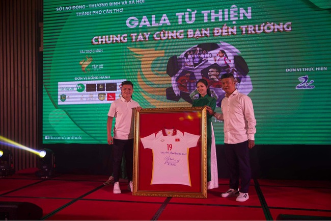 Trong buổi đấu giá từ thiện, chiếc áo thi đấu của cầu thủ Quang Hải được mua với giá lên đến hàng trăm triệu - Ảnh 4.