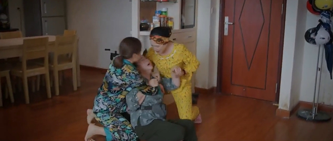 Thương ngày nắng về tập 21: Bà Nga ngất xỉu khi xem clip của Khánh, Đức đòi ly hôn mặc kệ 2 con nhỏ - Ảnh 1.