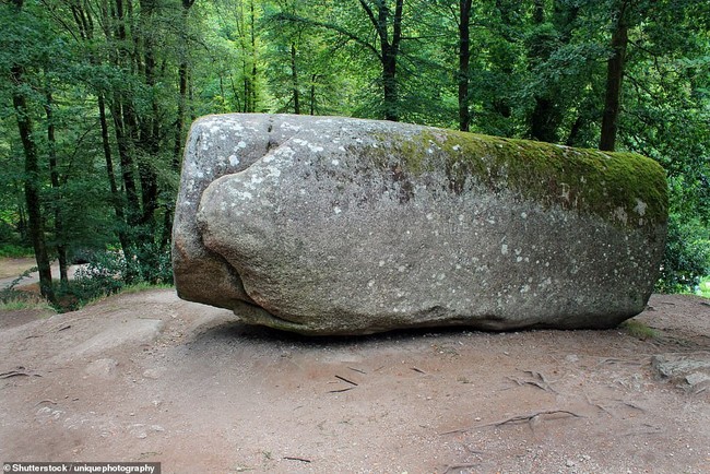 Giải mã bí mật tảng đá khổng lồ nặng 137 tấn nhưng ai cũng có thể di chuyển, một mẹo nhỏ nhưng nhiều người không biết - Ảnh 2.