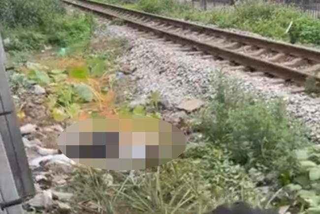 Hà Nội: Va chạm với tàu hỏa, nam thanh niên tử vong sau khi văng ra xa hàng chục mét - Ảnh 2.