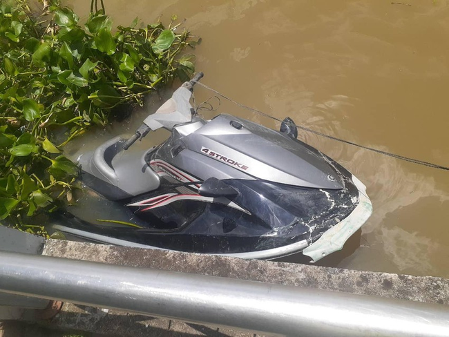 Lái môtô nước đi ăn, hai người đàn ông va vào sà lan, tử vong trên sông Sài Gòn  - Ảnh 1.