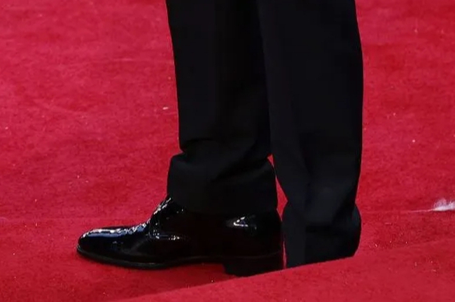 Dìu tay Công nương Kate trên thảm đỏ, Tom Cruise bị chất vấn với chi tiết bất thường, phản ứng của Hoàng tử William mới đáng chú ý - Ảnh 3.