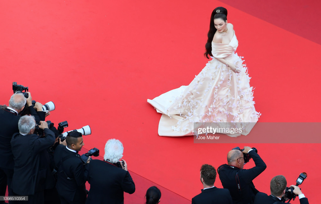 Màn xuất hiện đẳng cấp của Lý Nhã Kỳ trên thảm đỏ Cannes 2022, đáng chú ý là thái độ của truyền thông quốc tế - Ảnh 6.