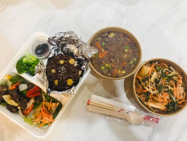 Lười mang cơm đi làm nhưng vẫn muốn bữa trưa phải thật healthy? Chị em hãy mở app ra và tìm ngay 3 quán này nha! - Ảnh 1.