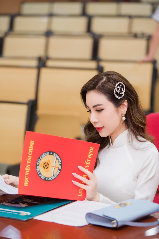 Hoa hậu Hoàng Dung học tiến sĩ: Tôi muốn trở thành tấm gương cho con trai - Ảnh 1.