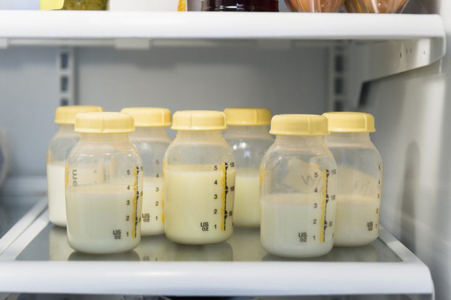 Bảo quản sữa mẹ đúng cách và khoa học: Cẩn thận khi rã đông sữa mẹ, nếu thấy có hiện tượng này nghĩa là sữa đã hỏng - Ảnh 3.
