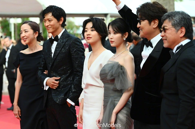 Kang Dong Won &quot;gây bão&quot; truyền thông với màn xuất hiện trên thảm đỏ Cannes 2022, quả xứng danh &quot;mỹ nam hàng đầu Kbiz&quot;  - Ảnh 1.