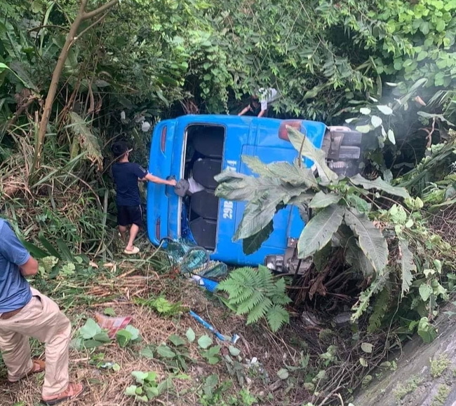 Vĩnh Phúc: Xe khách chở 30 người mất lái gây tan nạn, 2 người bị thương ở Tam Đảo - Ảnh 1.