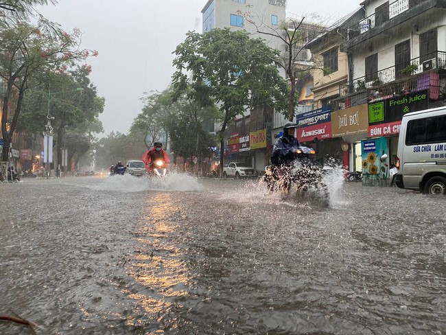 Hà Nội: Mưa to khiến nhiều tuyến phố ngập sâu, cây bật gốc  - Ảnh 2.