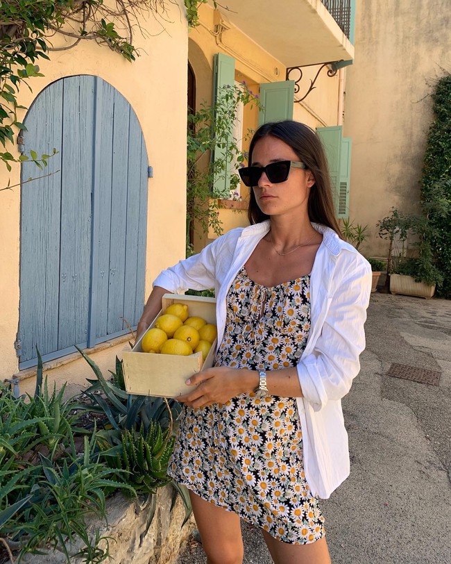 Học 13 cách mặc váy áo hoa của phụ nữ Pháp, style mùa hè của chị em sẽ sang trang - Ảnh 11. Học 13 cách mặc váy áo hoa của phụ nữ Pháp, style mùa hè của chị em sẽ sang trang - Ảnh 11.