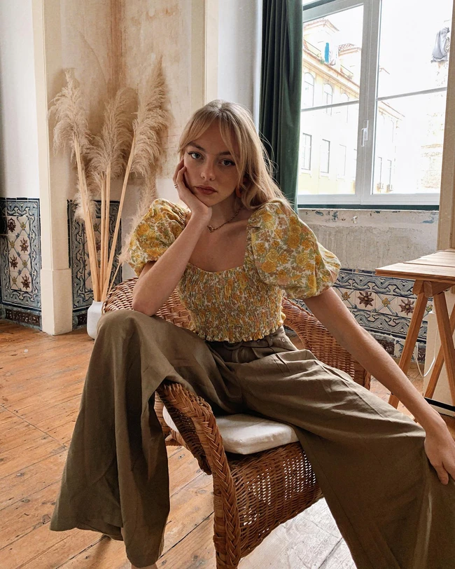 Học 13 cách mặc váy áo hoa của phụ nữ Pháp, style mùa hè của chị em sẽ sang trang - Ảnh 10. Học 13 cách mặc váy áo hoa của phụ nữ Pháp, style mùa hè của chị em sẽ sang trang - Ảnh 10.