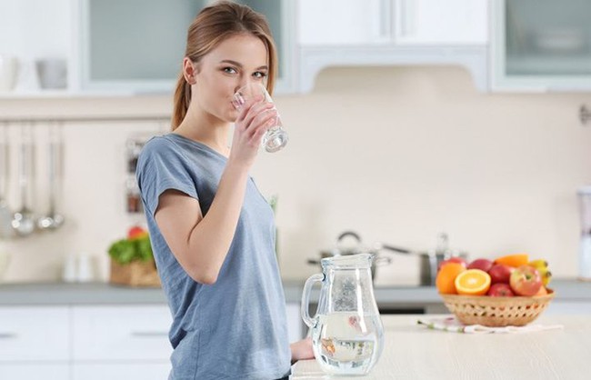 "8 lợi ích" kỳ diệu của việc uống nước ấm khi bụng đói, vừa làm dịu cơn khát vừa ngừa bệnh - Ảnh 1.