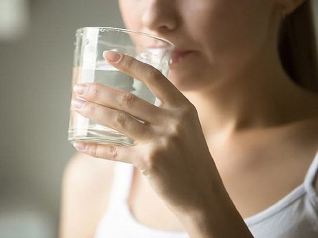 "8 lợi ích" kỳ diệu của việc uống nước ấm khi bụng đói, vừa làm dịu cơn khát vừa ngừa bệnh - Ảnh 2.