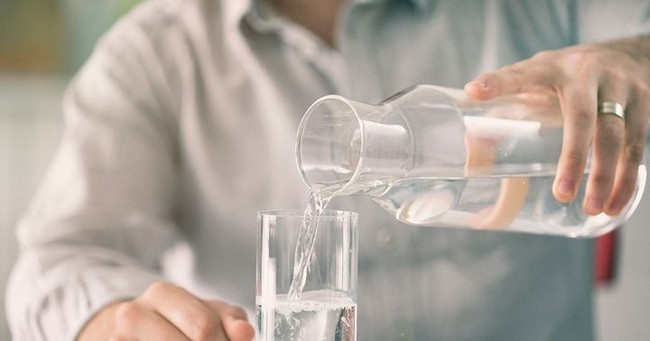 "8 lợi ích" kỳ diệu của việc uống nước ấm khi bụng đói, vừa làm dịu cơn khát vừa ngừa bệnh - Ảnh 3.