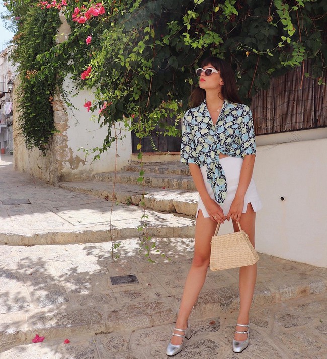 Học 13 cách mặc váy áo hoa của phụ nữ Pháp, style mùa hè của chị em sẽ sang trang - Ảnh 13. Học 13 cách mặc váy áo hoa của phụ nữ Pháp, style mùa hè của chị em sẽ sang trang - Ảnh 13.