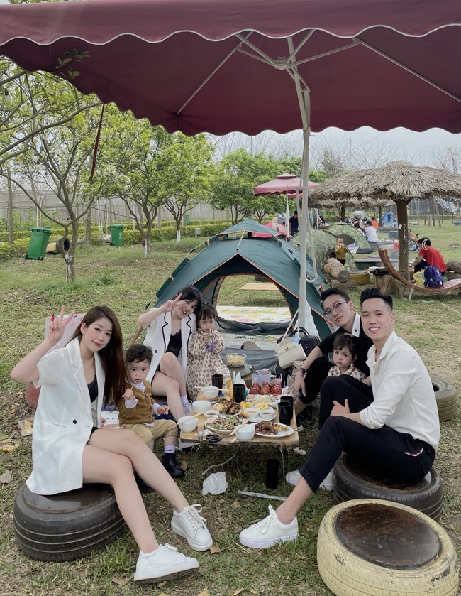 Cuối tuần rủ nhau đi chill, bà mẹ chi 600k mà con được thỏa thích &quot;hóa thân&quot; thành nông dân chăn cừu, phụ huynh có nơi để sống ảo! - Ảnh 1.