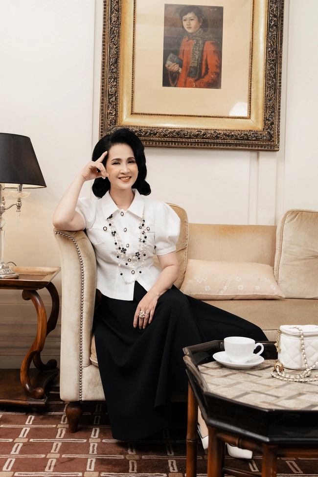 NSND Lan Hương sang trọng, đằm thắm, khác xa hình tượng chua ngoa trong "Thương ngày nắng về" - Ảnh 4.