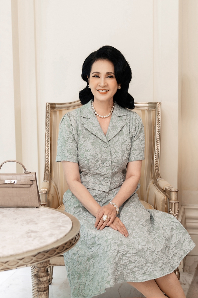 NSND Lan Hương sang trọng, đằm thắm, khác xa hình tượng chua ngoa trong "Thương ngày nắng về" - Ảnh 6.