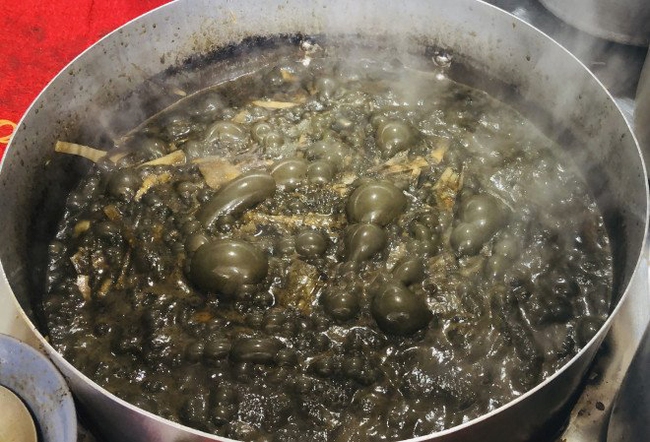 Sau khi lên men ủ chua, nước sẽ chuyển màu đen, bốc mùi "cua thối"