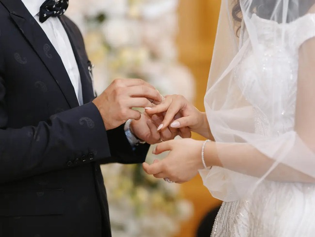 Khóc ròng vì được mời đám cưới là có thật! Nhiều người Mỹ "sợ xanh mặt" khi nhìn thấy thiệp hồng báo hỷ - Ảnh 3.