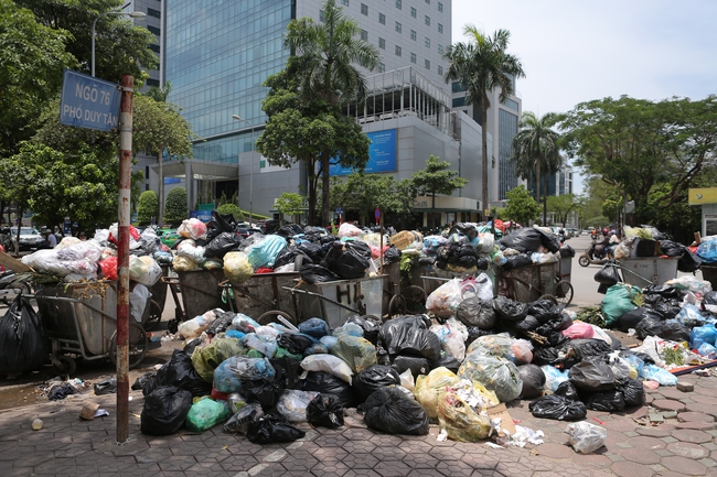 Hà Nội: Nghẹt thở, bịt mũi đi qua những con đường chất đầy rác thải - Ảnh 5.