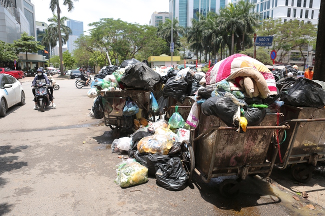 Hà Nội: Nghẹt thở, bịt mũi đi qua những con đường chất đầy rác thải - Ảnh 6.