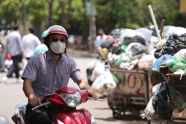 Hà Nội: Nghẹt thở, bịt mũi đi qua những con đường chất đầy rác thải - Ảnh 17.
