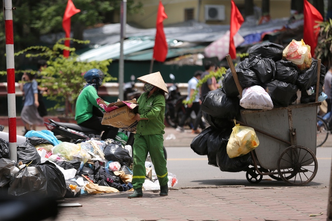 Hà Nội: Nghẹt thở, bịt mũi đi qua những con đường chất đầy rác thải - Ảnh 13.