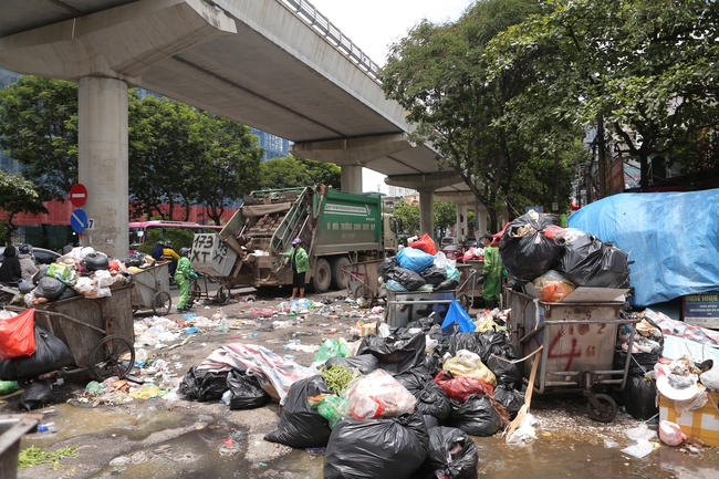 Hà Nội: Nghẹt thở, bịt mũi đi qua những con đường chất đầy rác thải - Ảnh 1.
