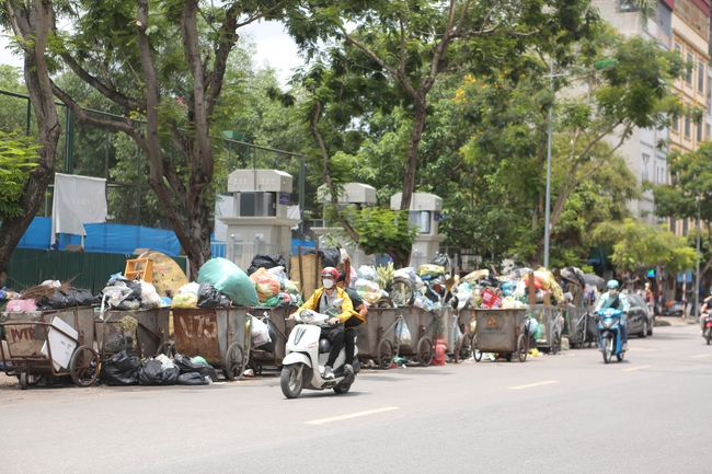 Hà Nội: Nghẹt thở, bịt mũi đi qua những con đường chất đầy rác thải - Ảnh 12.
