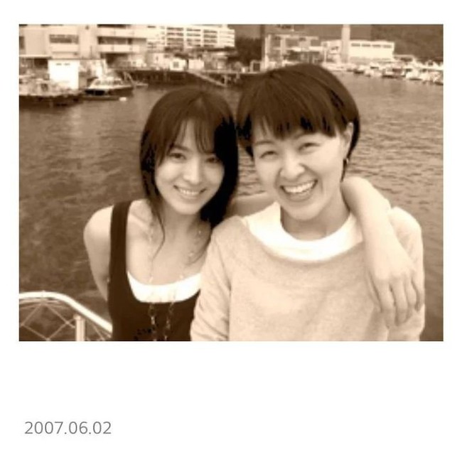 Bạn thân bất ngờ công khai ảnh cũ của Song Hye Kyo, nhan sắc lại trở thành chủ đề nóng  - Ảnh 2.