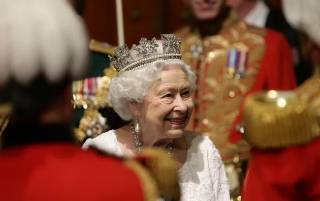 Ảnh chân dung mới của Nữ hoàng Anh mừng đại lễ Bạch Kim và lời nhắn nhủ ý nghĩa của người đứng đầu hoàng gia - Ảnh 2.