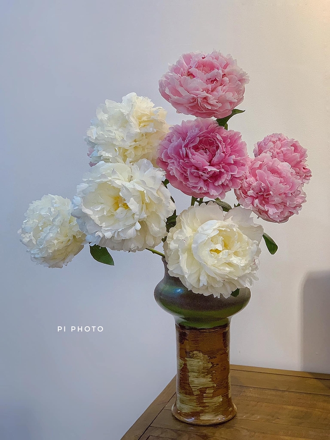 Hội chị em rộ thú chơi hoa peony giá lên đến vài trăm 1 bông, nhưng chơi hoa còn phụ thuộc vào cách chọn bình khéo thế này - Ảnh 6.