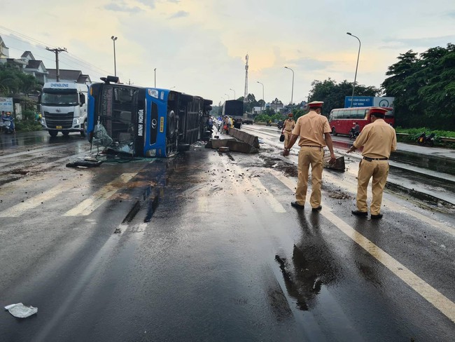 Bàng hoàng lật xe khách Đồng Nai - TP.HCM khiến 8 người thương vong, nhiều người kêu cứu  - Ảnh 2.