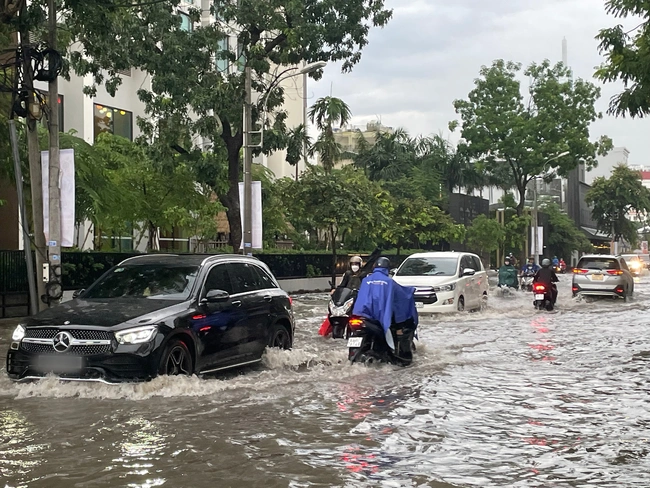 Khu nhà giàu Thảo Điền ngập nặng sau mưa, nhiều xế hộp bạc tỷ chết máy, "bì bõm" trong nước - Ảnh 4.