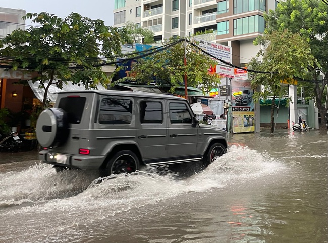 Khu nhà giàu Thảo Điền ngập nặng sau mưa, nhiều xế hộp bạc tỷ chết máy, "bì bõm" trong nước - Ảnh 5.