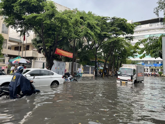 Khu nhà giàu Thảo Điền ngập nặng sau mưa, nhiều xế hộp bạc tỷ chết máy, "bì bõm" trong nước - Ảnh 10.